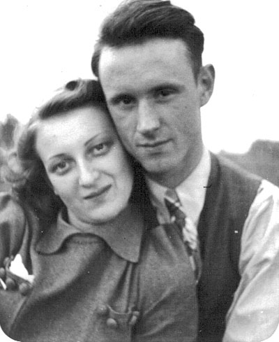 Fran and Elaine circa 1940 at a picnic